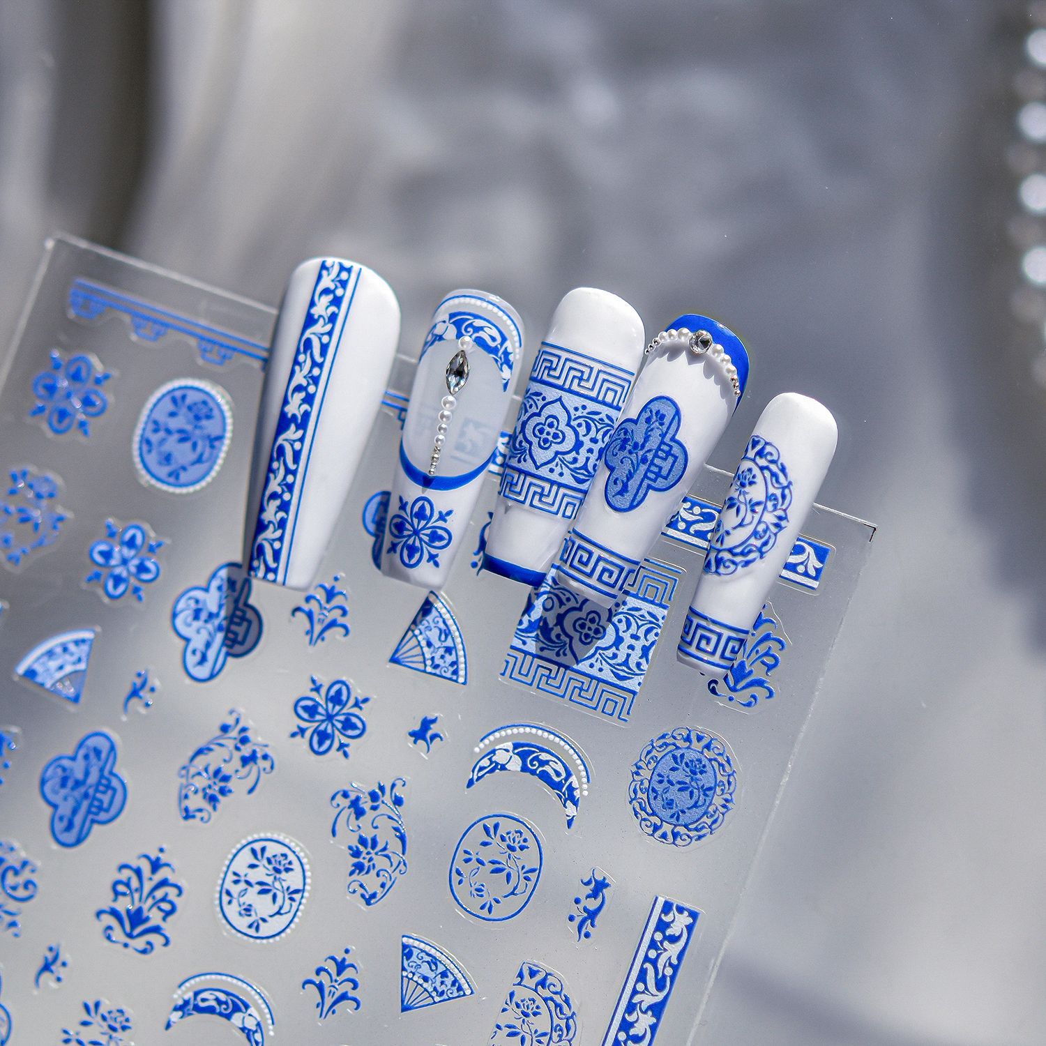 跡のない青白磁ネイルアートステッカー中国風の花蝶自己粘着爪  - Nail Art France のレビューと価格